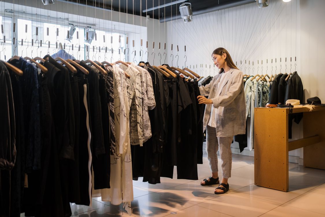 Clienta comprando en la boutique