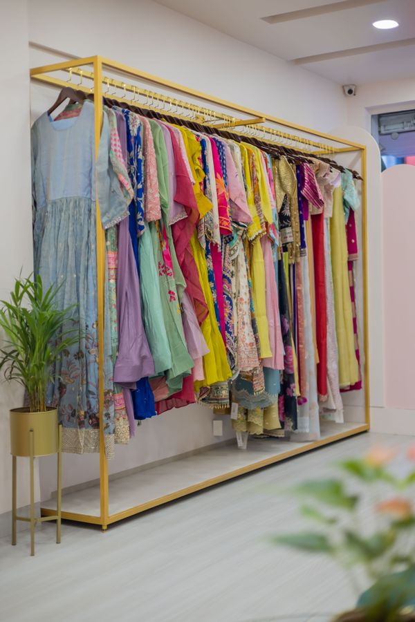 Vestidos exhibidos en la boutique