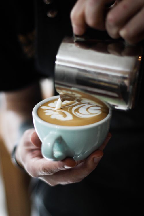 Barista preparando latte