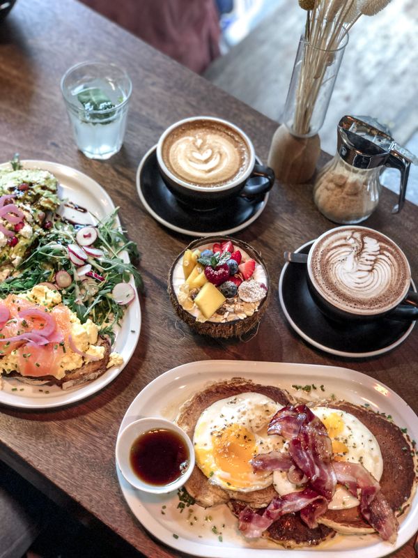 Mesa de brunch con café