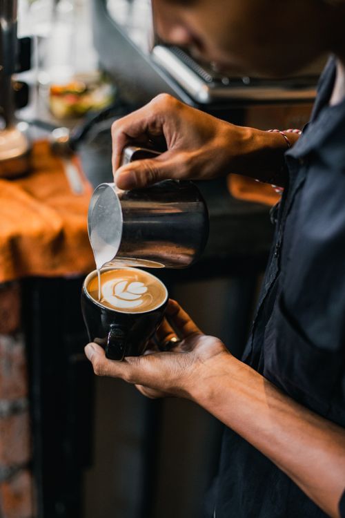 Capuchino siendo preparado