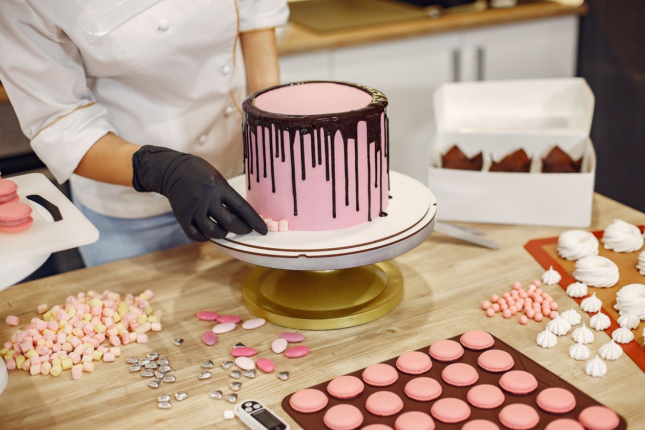 Decorando un bizcocho rosa con chocolate derretido