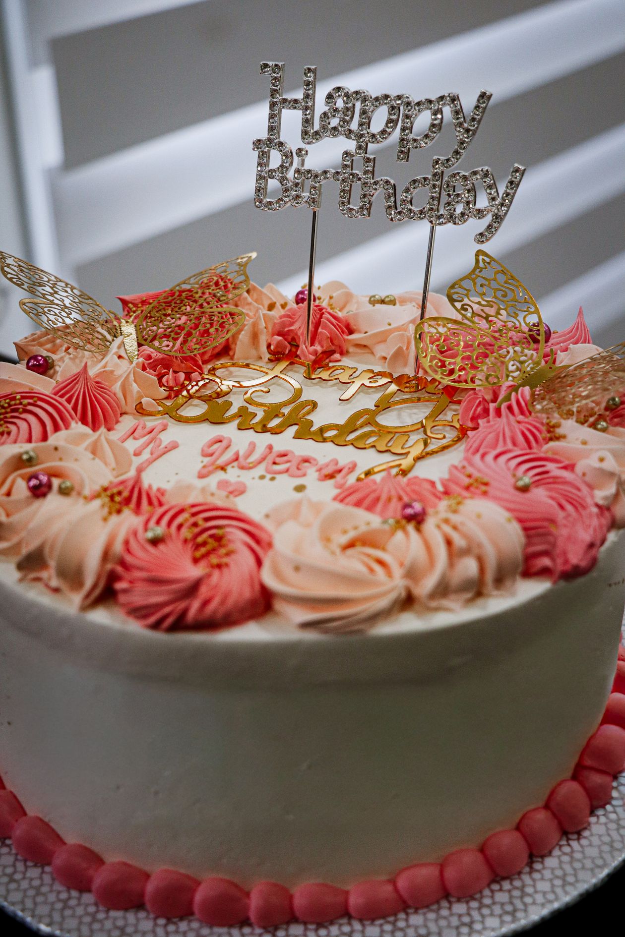 Bizcocho de cumpleaños con rosas de crema