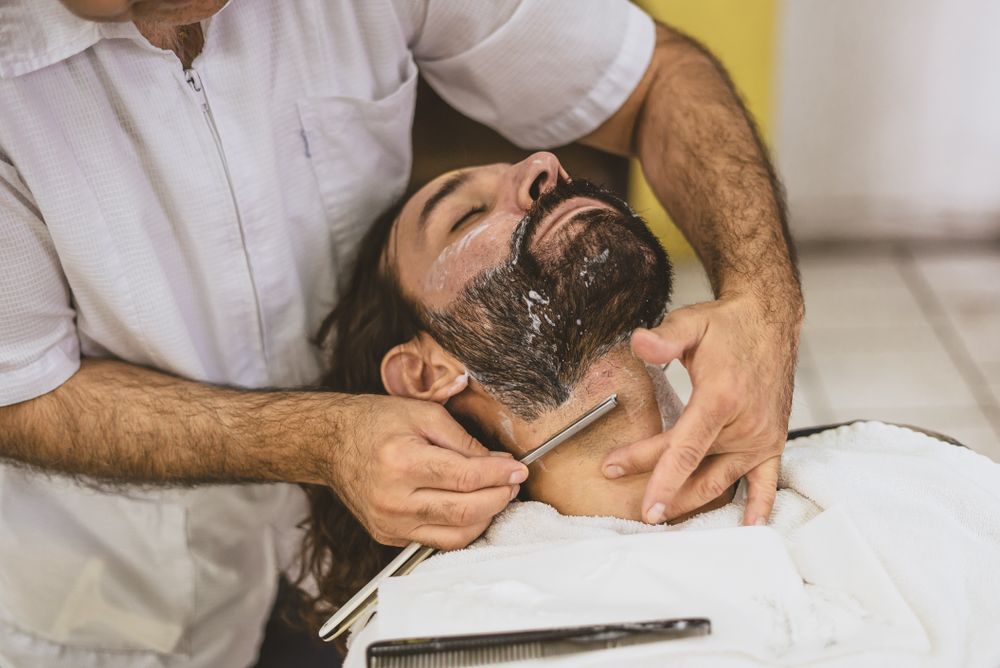 Afeitado con navaja en la barbería