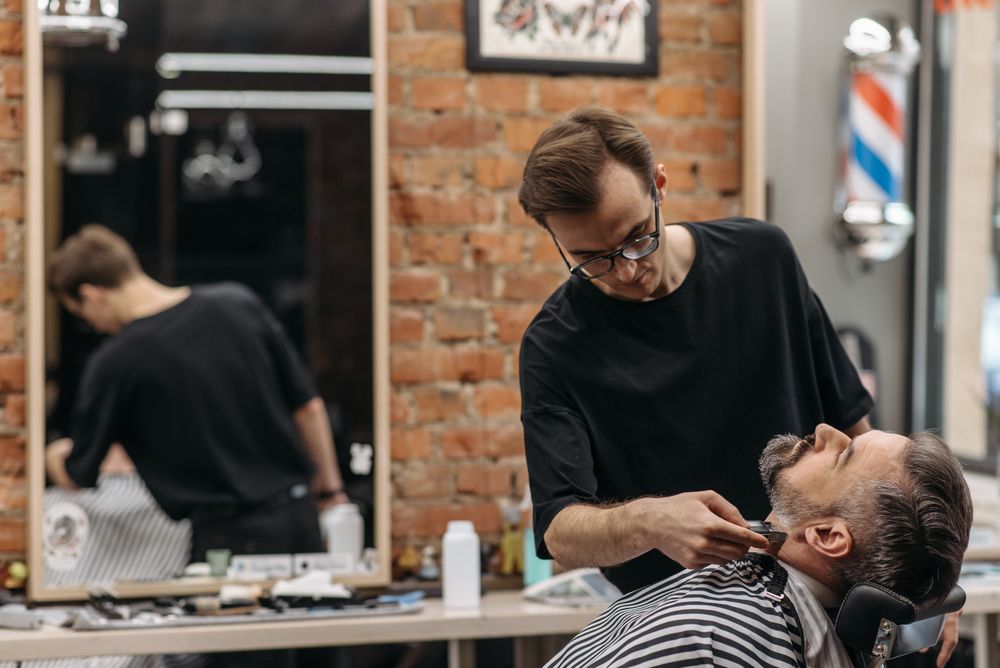 Detalle de corte de cabello con máquina