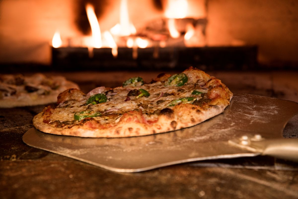 Pizza recién salida del horno de leña