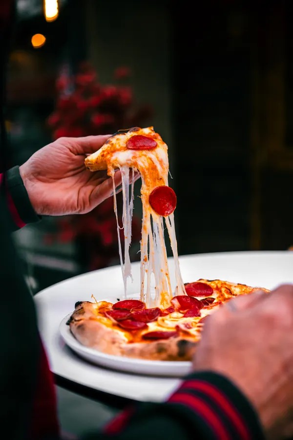 Rebanada de pizza con queso derretido