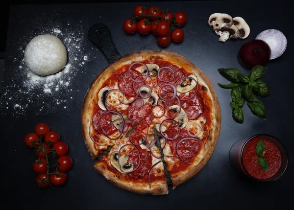 Pizza con ingredientes frescos