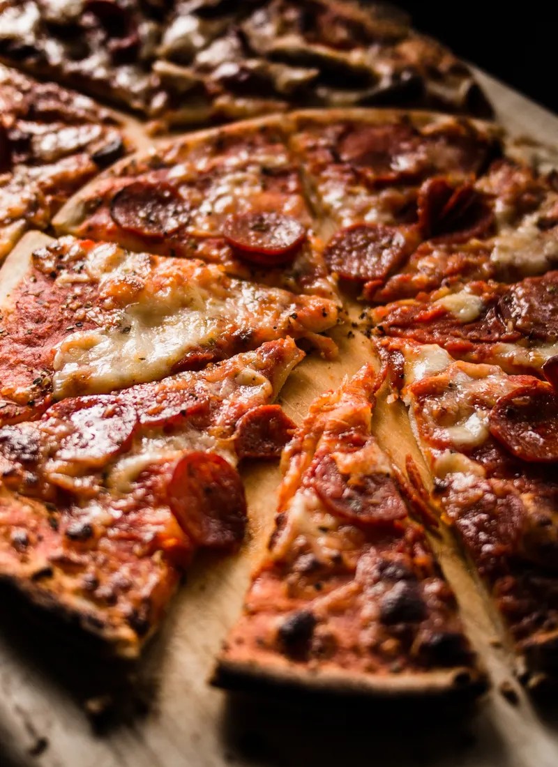 Pizza de pepperoni recién horneada