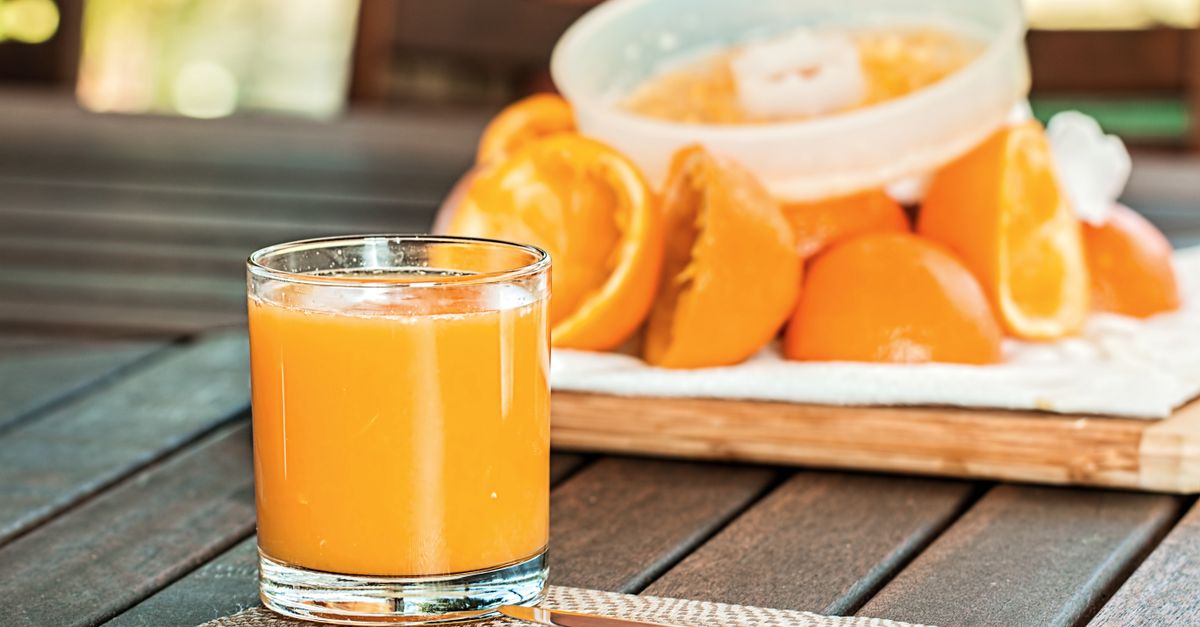 Vaso de jugo de china recién exprimido