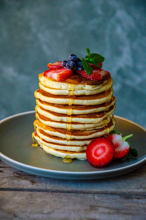Torre de pancakes con fresas y blueberries