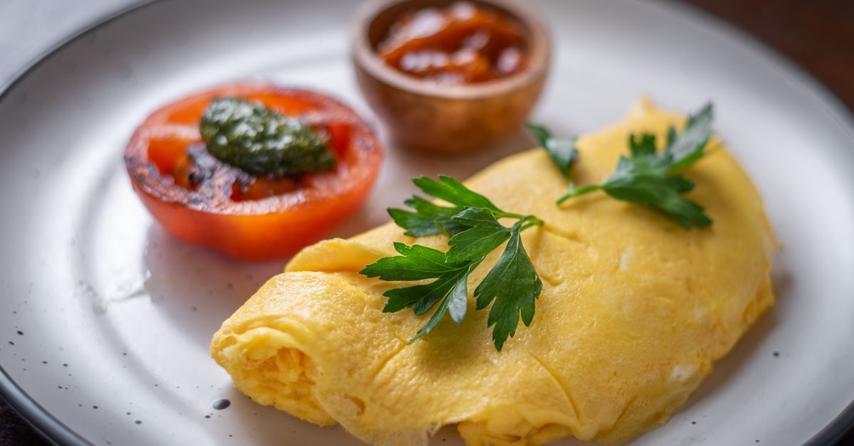 Omelette recién hecho con tomate asado