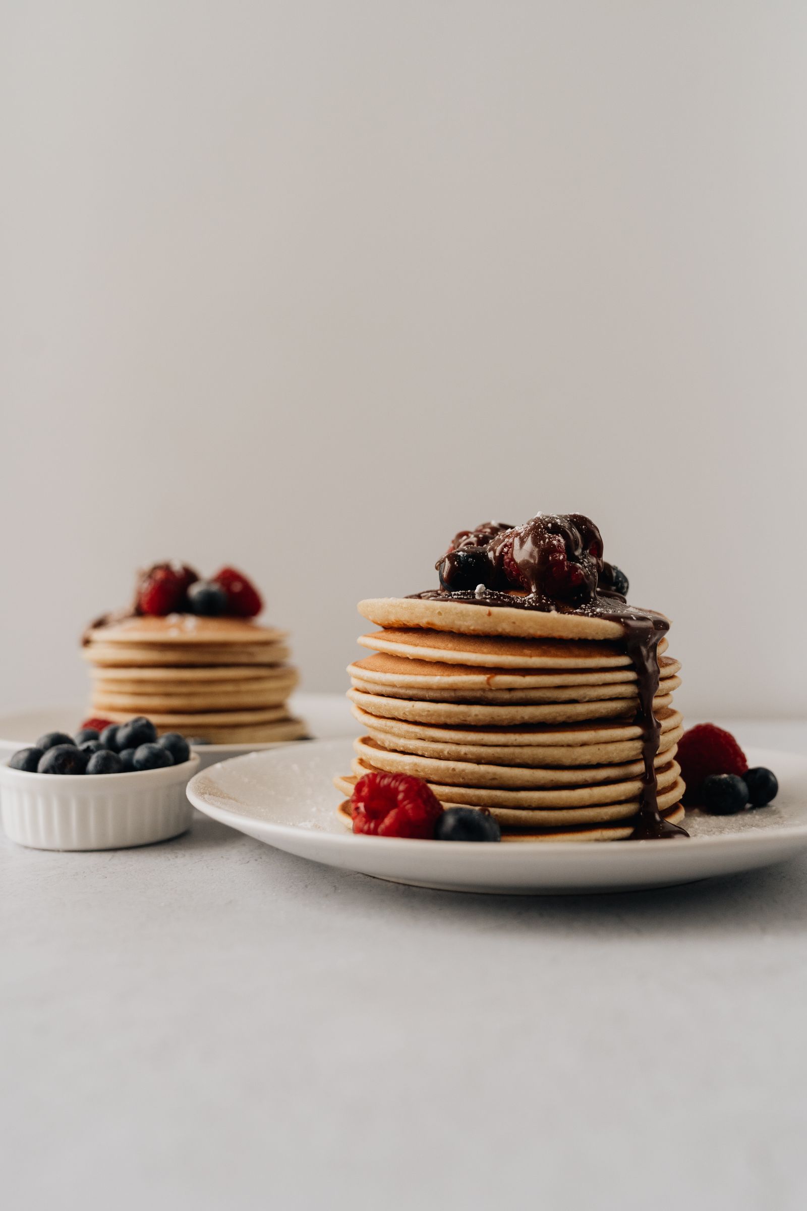 Pancakes con chocolate y frutas