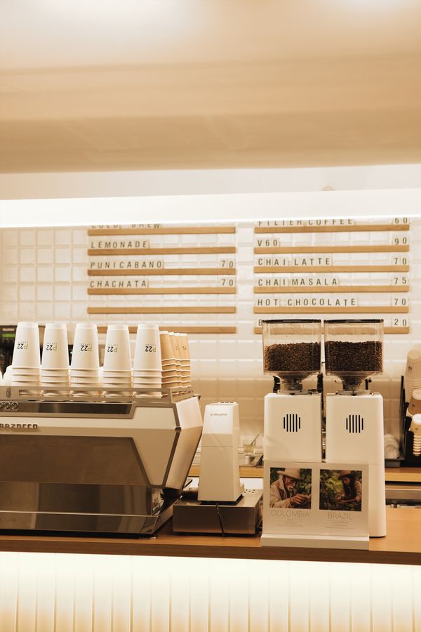 Barra de café con tazas