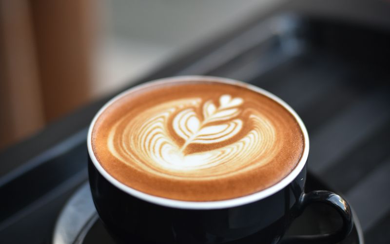 Taza de café con arte latte