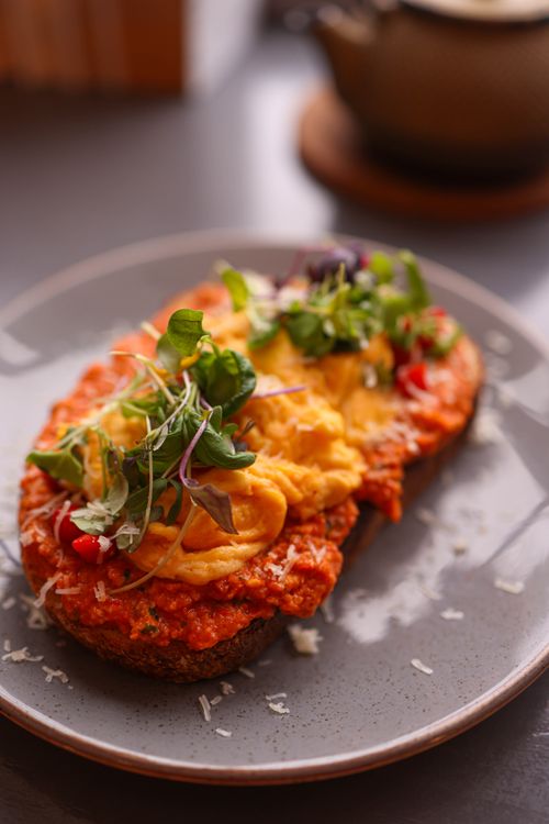 Huevos revueltos con jamón servidos en plato