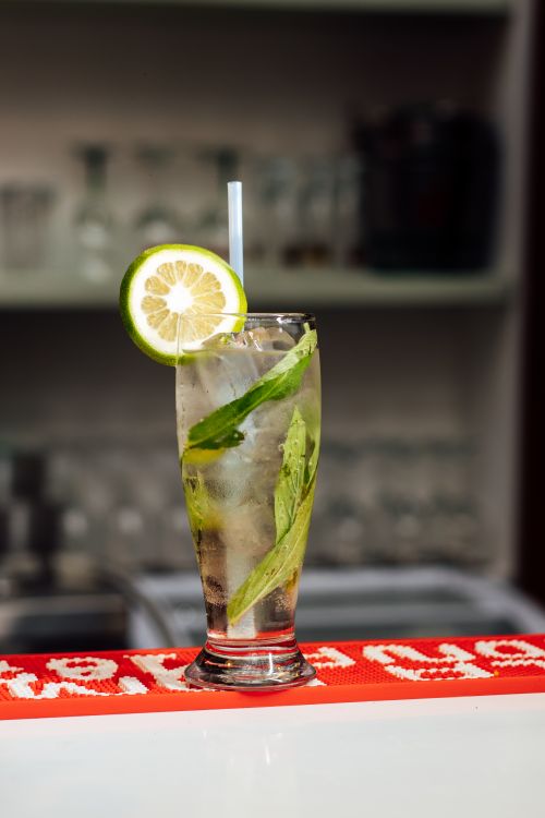 Cóctel refrescante con limón