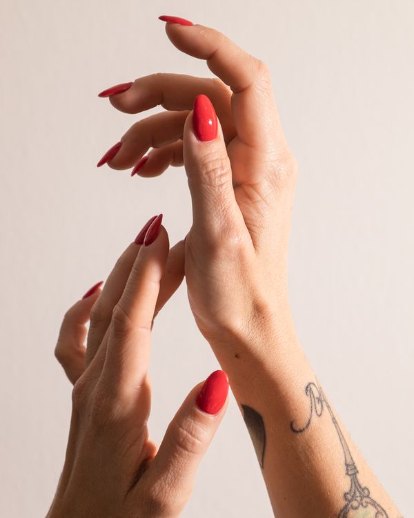Aplicación de gel en las uñas