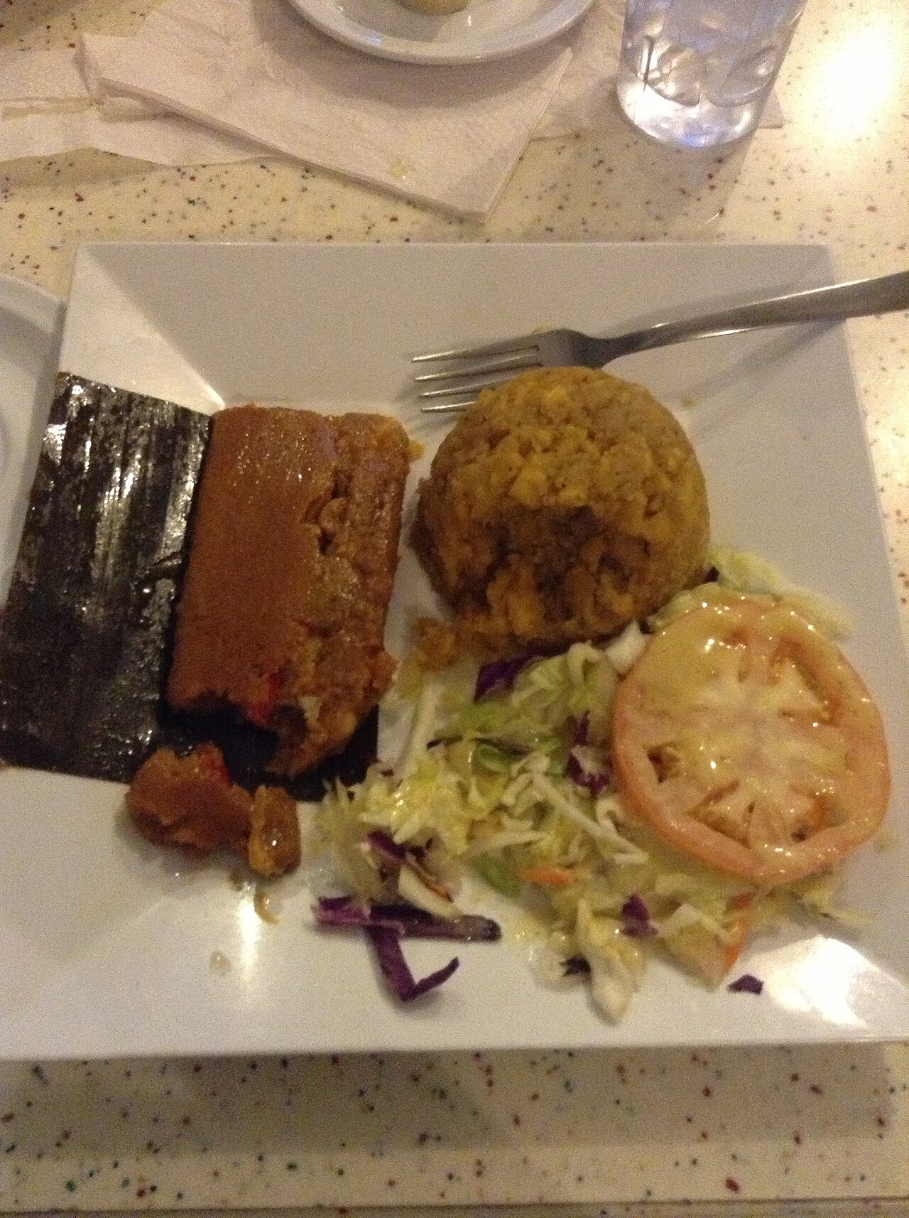 Mofongo y pastel servidos al estilo criollo