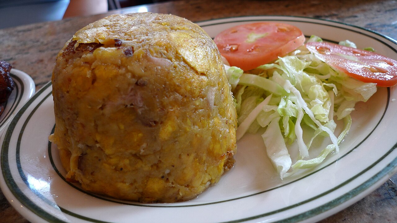 Mofongo de chicharrón servido con ensalada