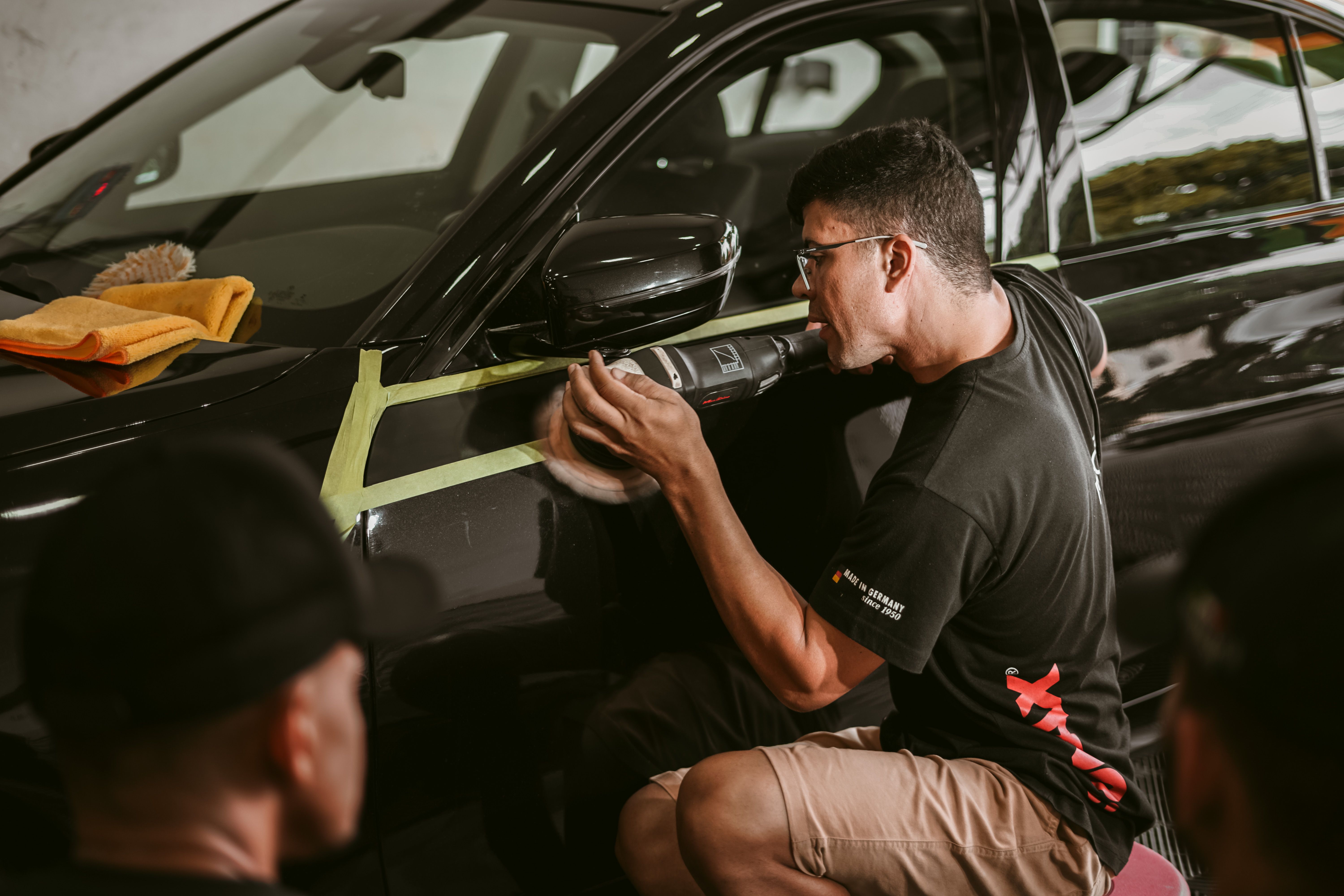 Profesional puliendo un auto negro