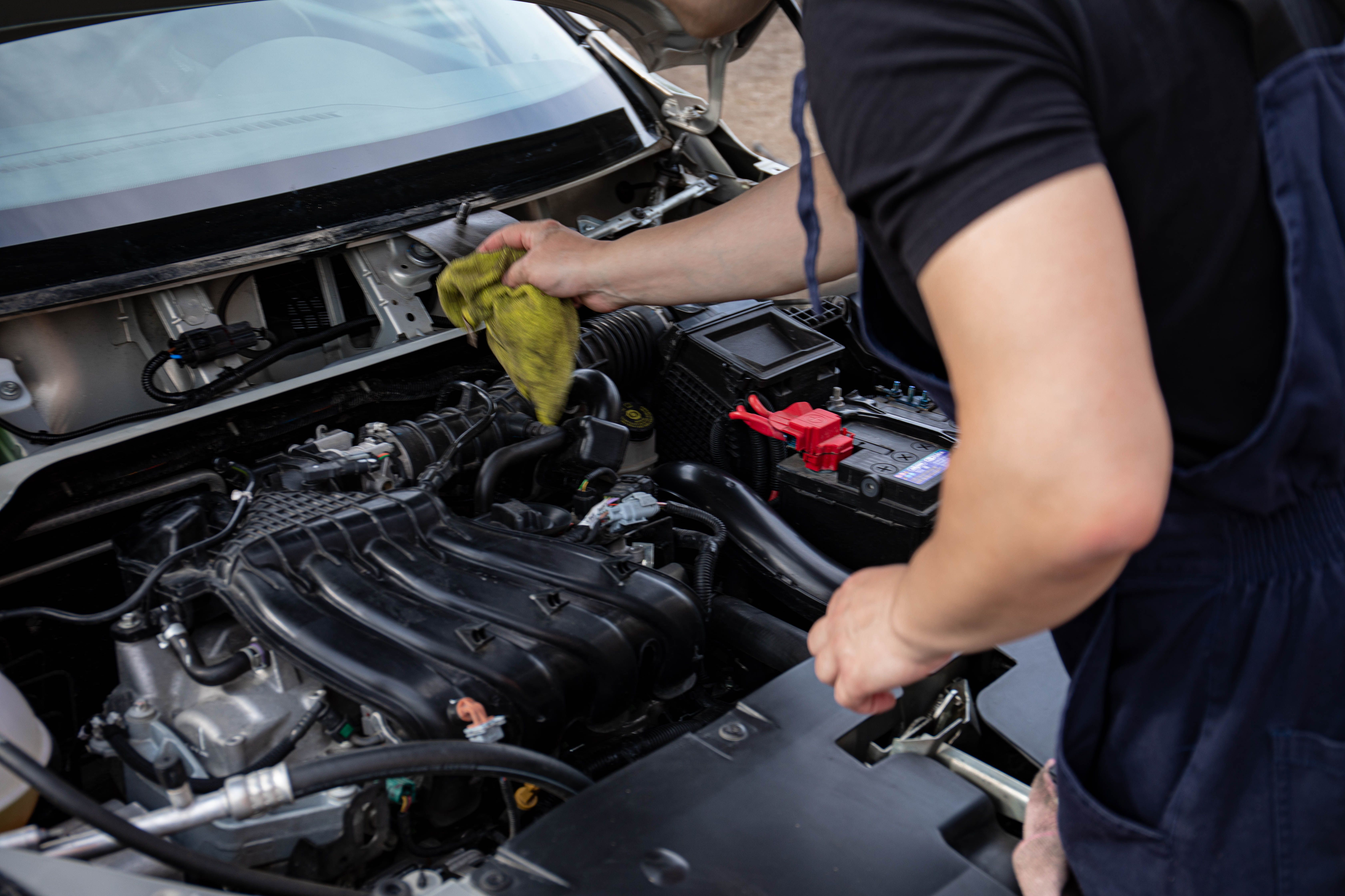 Limpieza detallada del área del motor