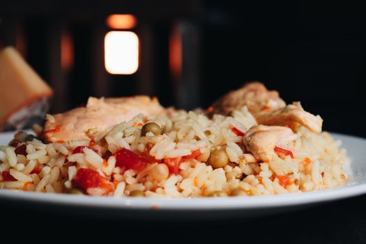 Arroz con pollo al estilo criollo