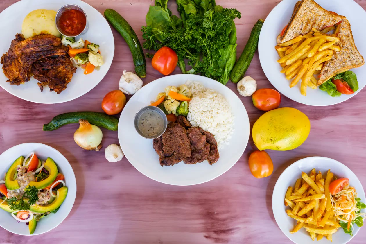 Mesa con platos criollos variados