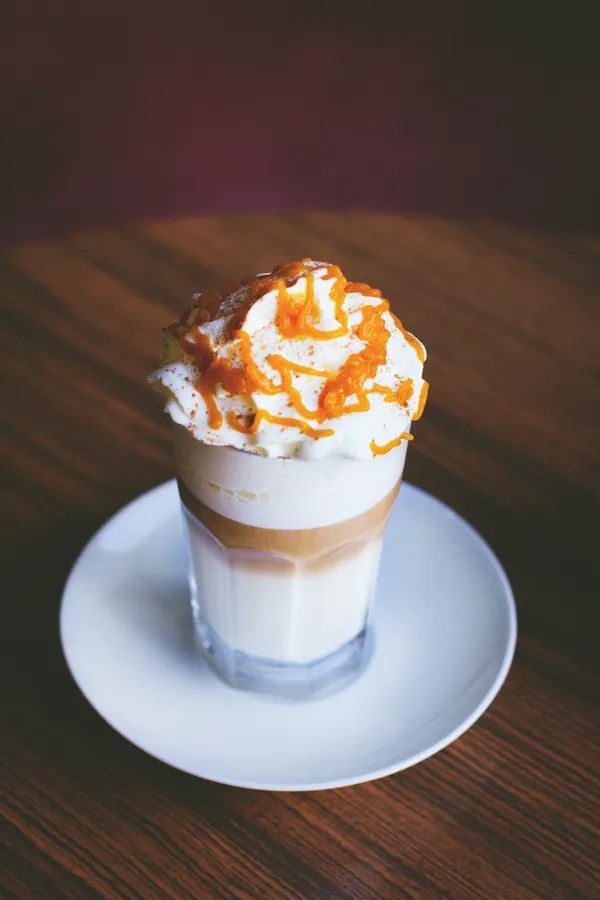 Bebida fría cremosa con crema batida