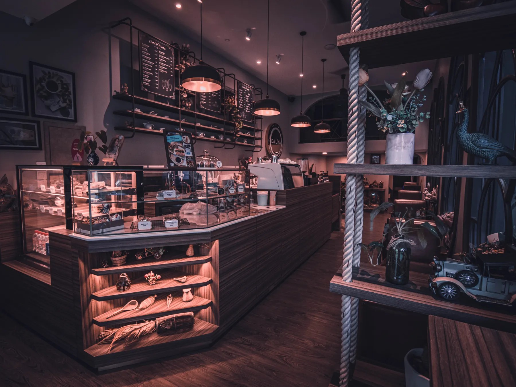 Mostrador del café con vitrina de repostería