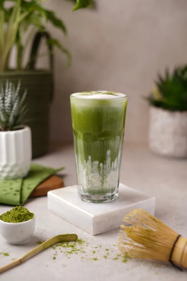 Vaso de matcha latte frío