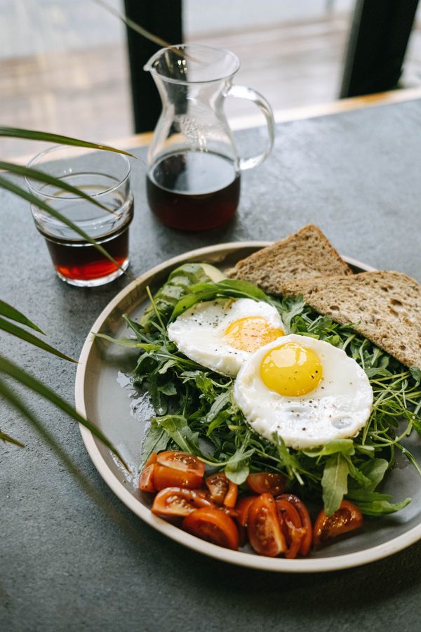 Plato de desayuno servido en el café