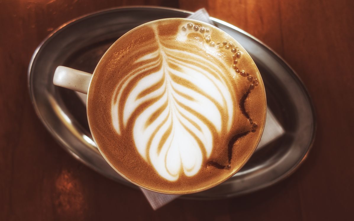 Taza de café con arte latte