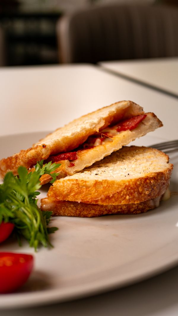 Sándwich servido en plato
