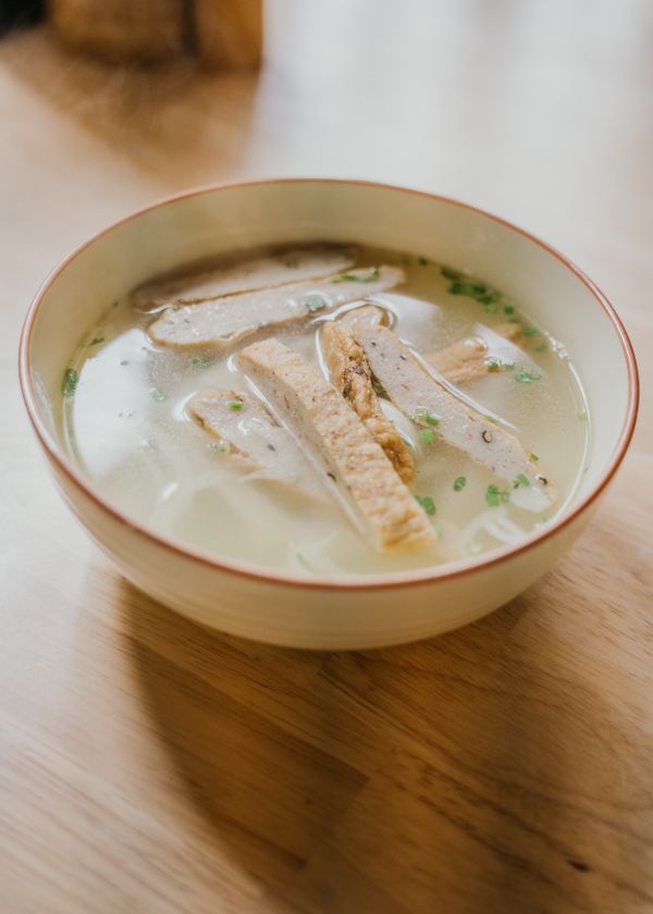 Tazón de sopa casera servida en el café