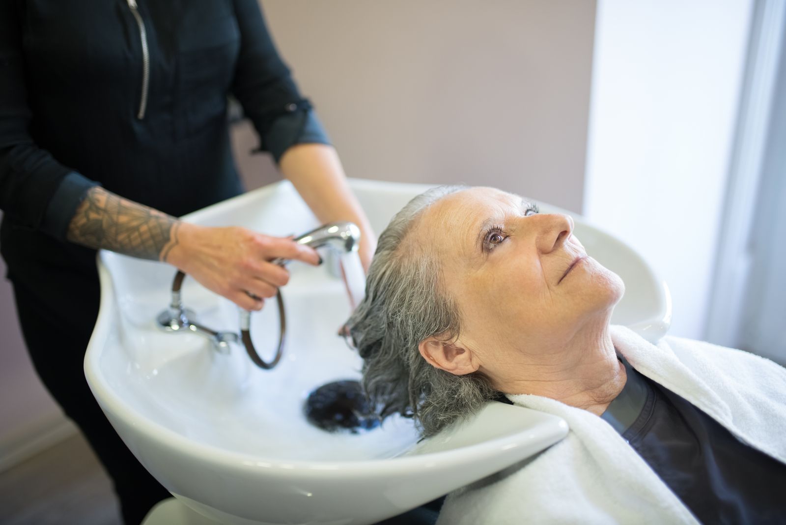 Estilista trabajando el cabello de una clienta