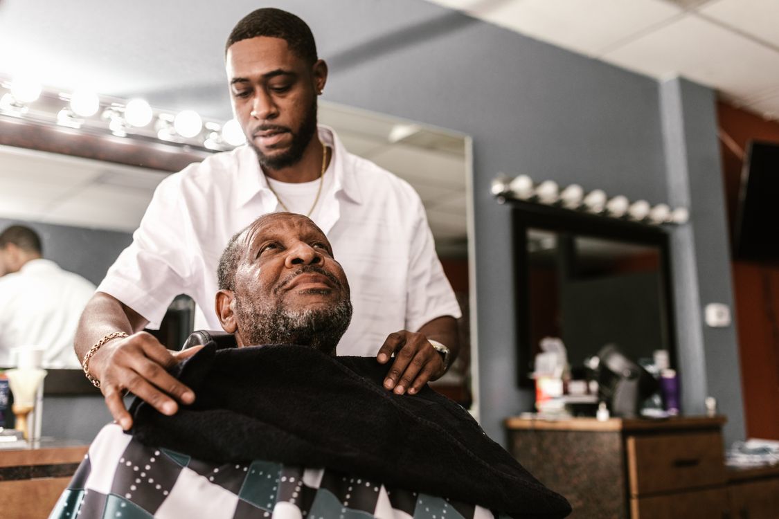 Barbero recortando el cabello de un cliente