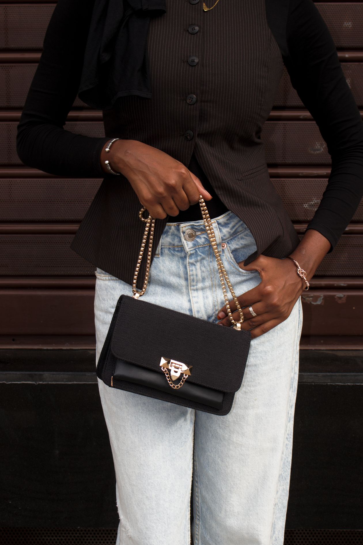 Cartera negra con cadena dorada