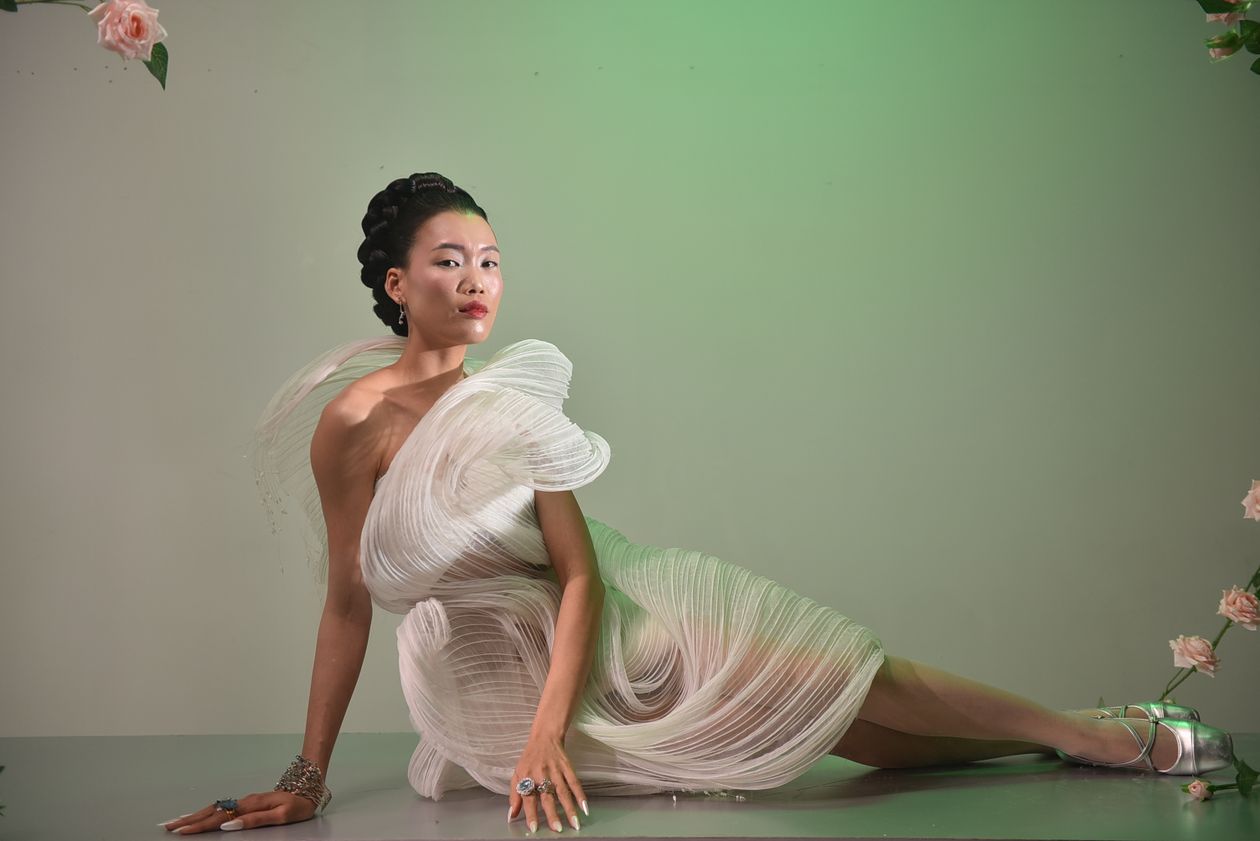 Modelo con vestido blanco elegante