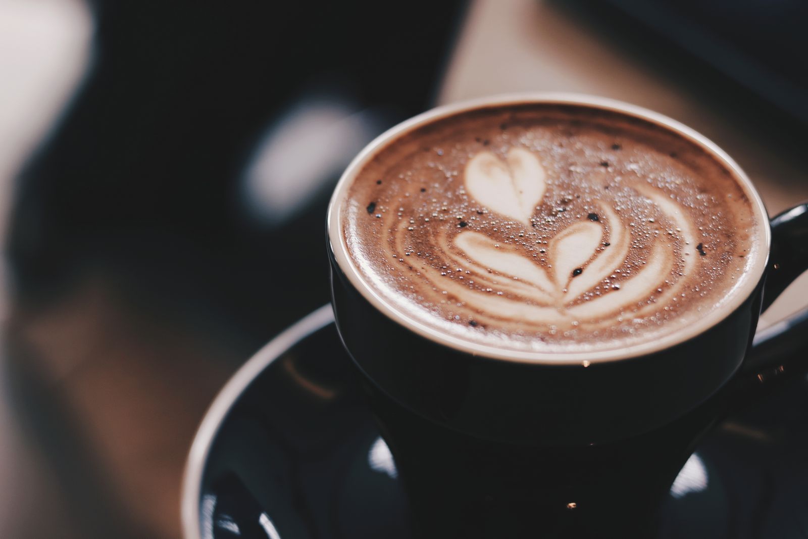 Taza de café con arte latte