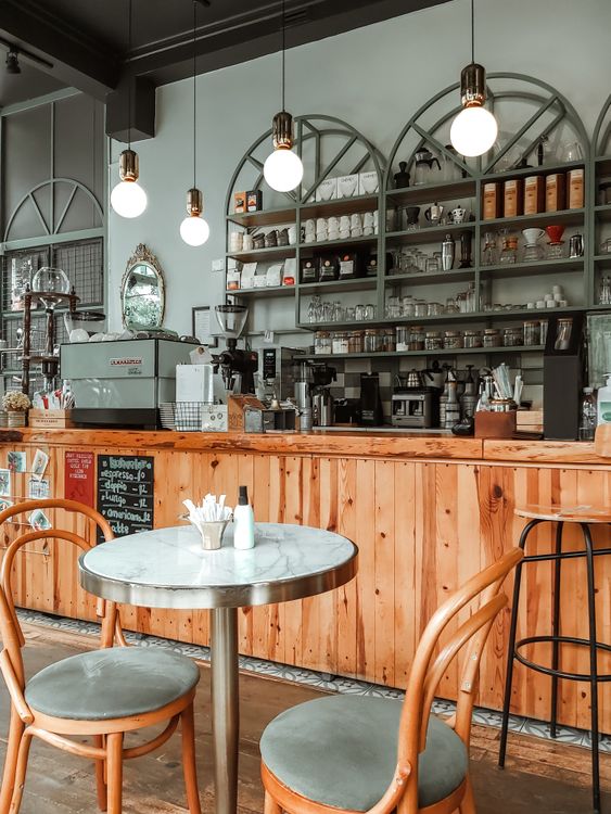 Interior acogedor del café