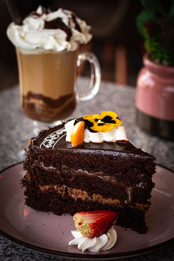 Postre de chocolate en el café