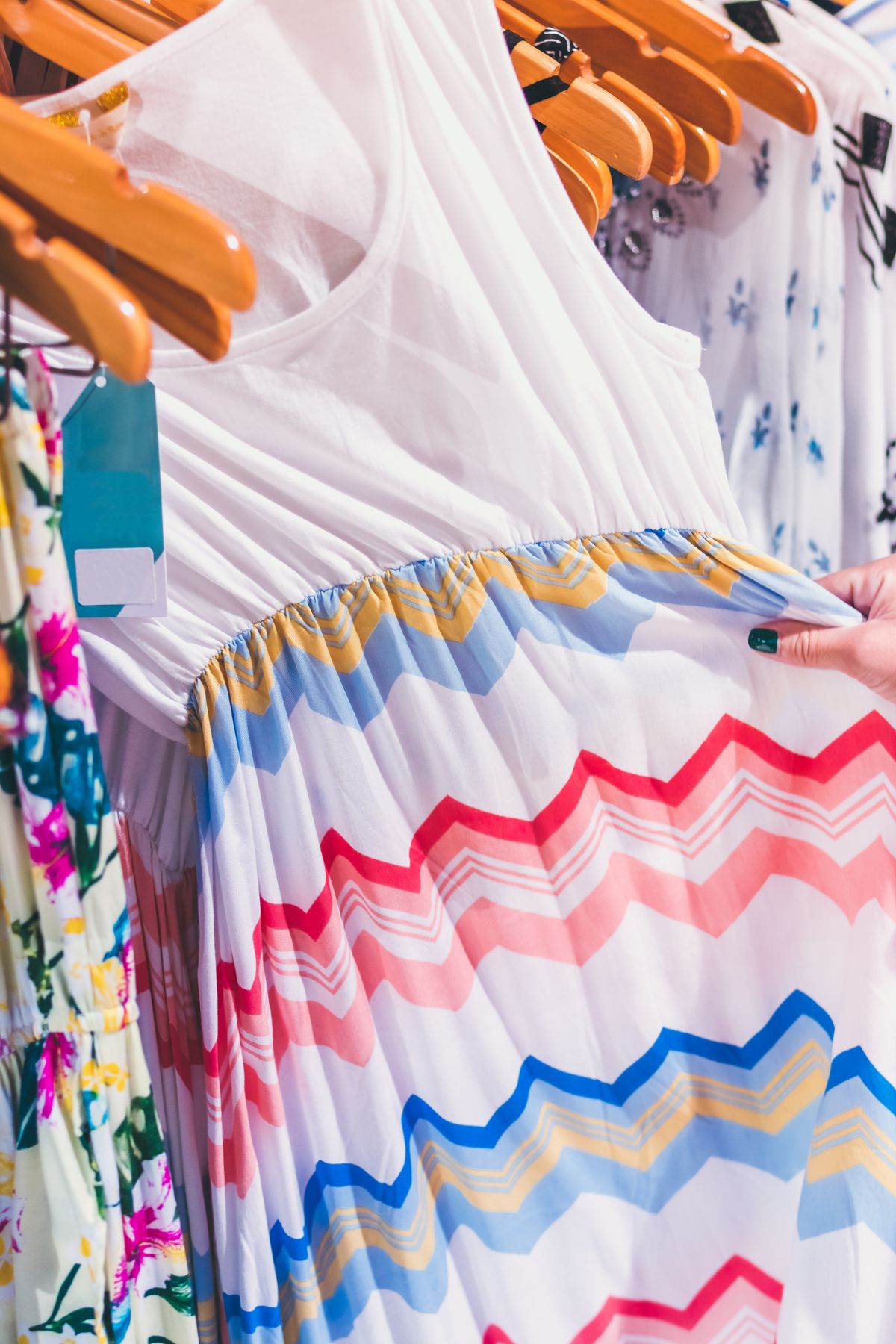 Detalle de un vestido estampado en el perchero