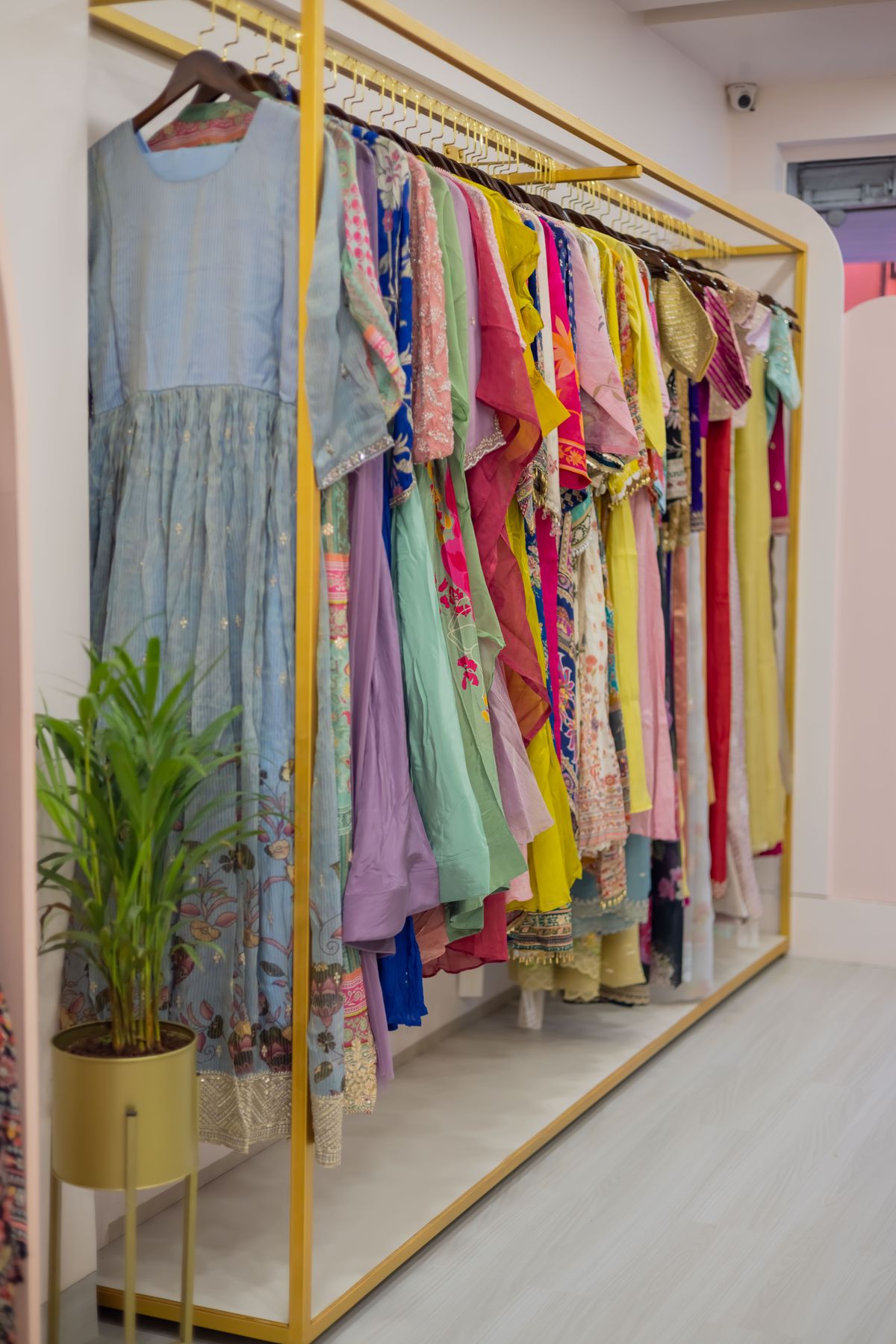 Perchero con vestidos de colores en la boutique