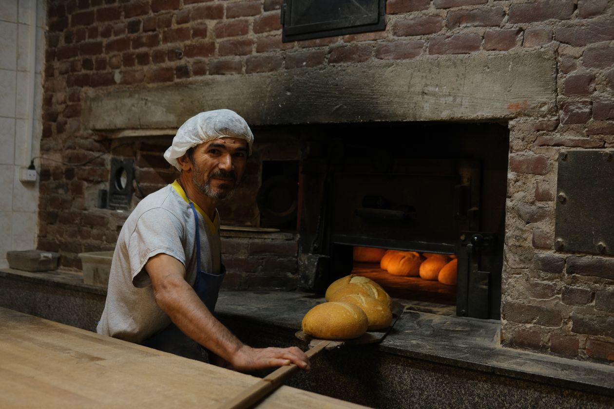 Pan artesanal horneándose en horno rústico