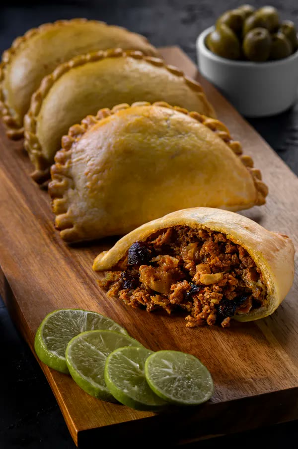 Empanadas doradas en tabla de madera