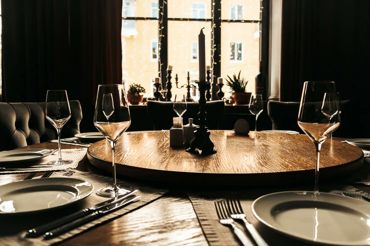 Mesa servida en el salón del restaurante con luz cálida