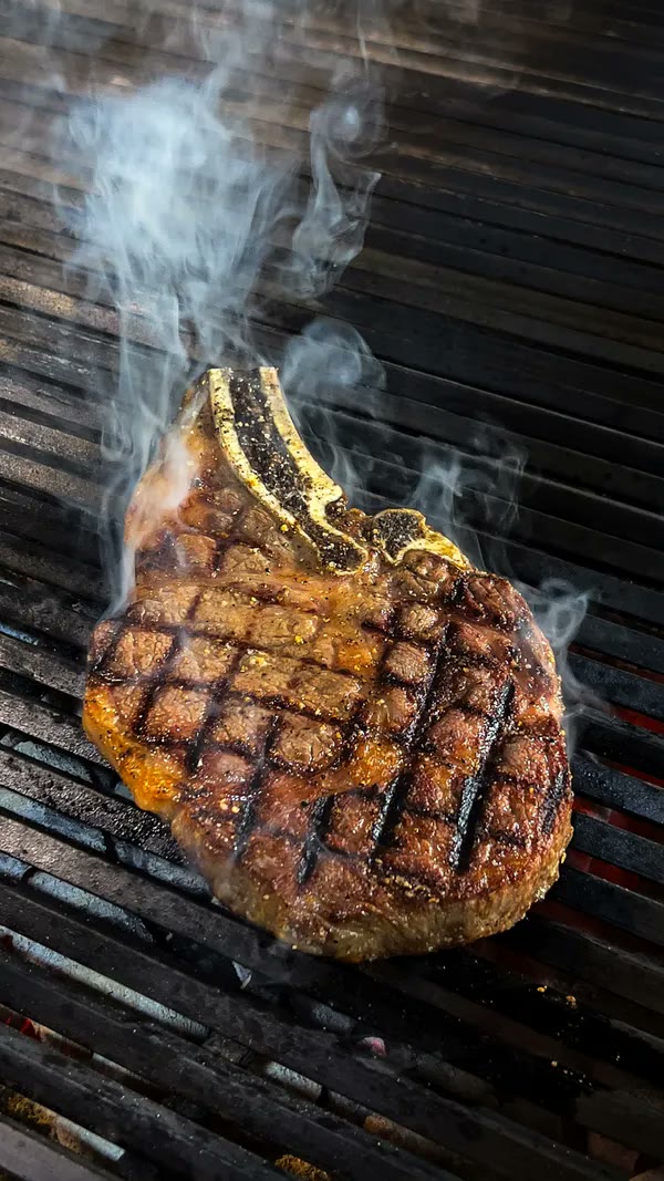 Corte de carne a la parrilla con marcas del grill