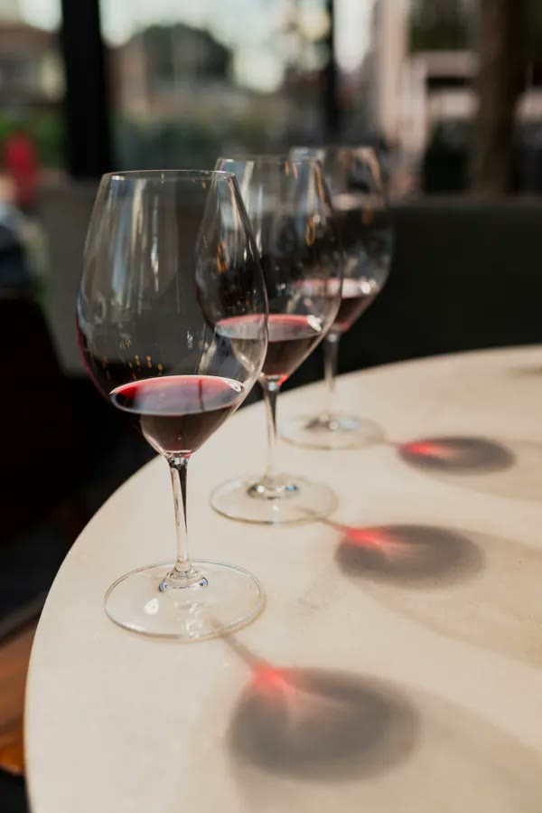 Copas de vino tinto sobre la mesa
