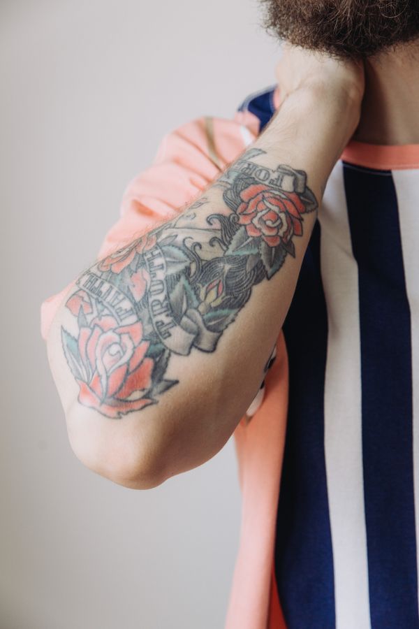 Brazo con tatuaje detallado